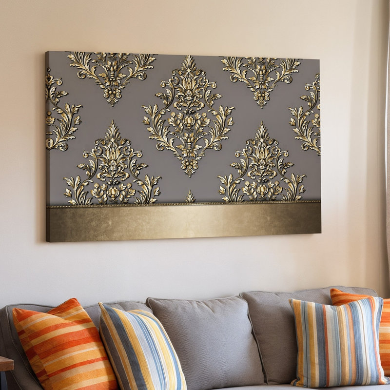 La toile crée un design de papier peint élégant avec un motif damassé complexe en or chatoyant contre un taupe doux