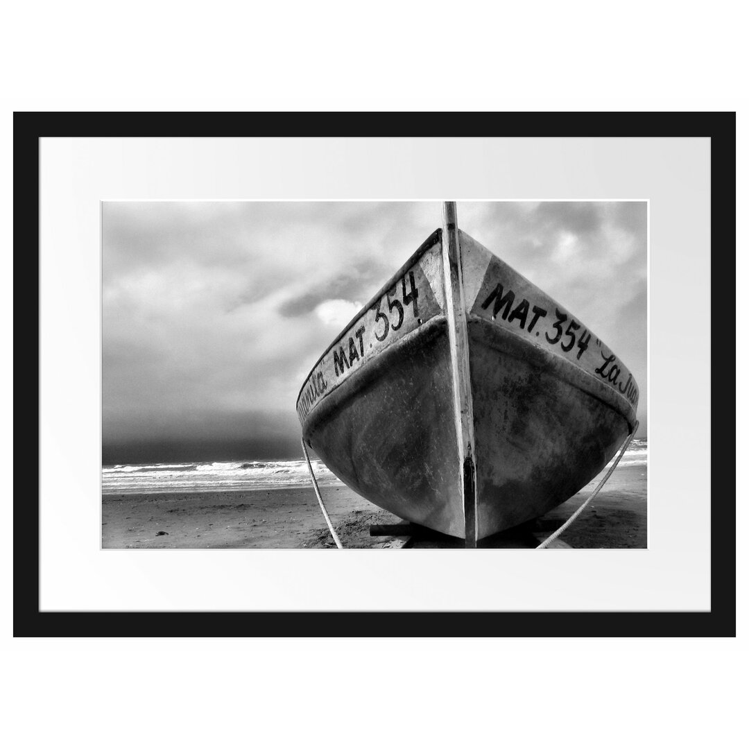 Gerahmtes Poster Kleines Segelboot am Strand