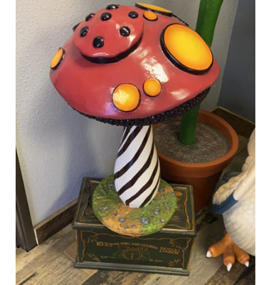 Statue de petit champignon rayé surdimensionné