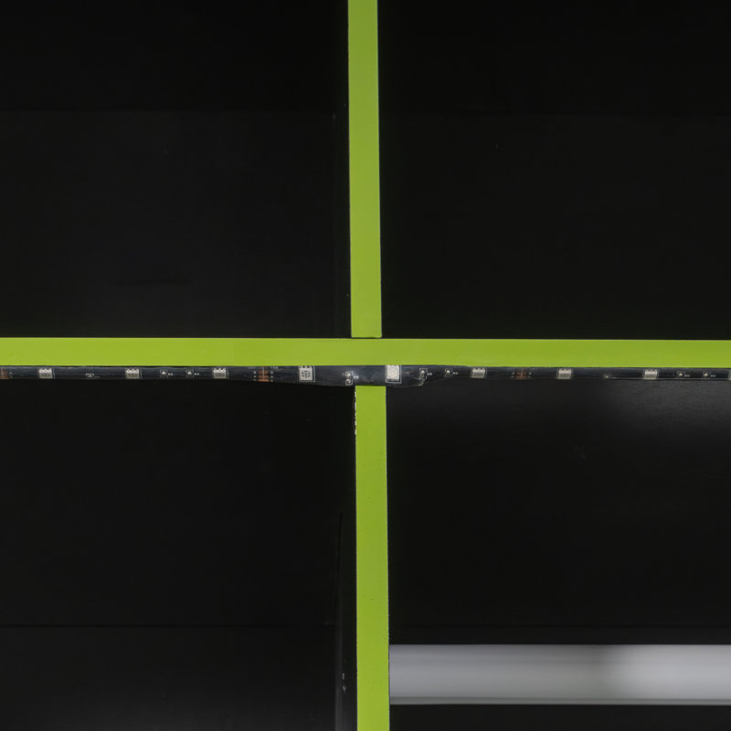 Lit mezzanine moderne avec bureau, bibliothèque de rangement et garde-robe ouverte éclairée, Vert / noir