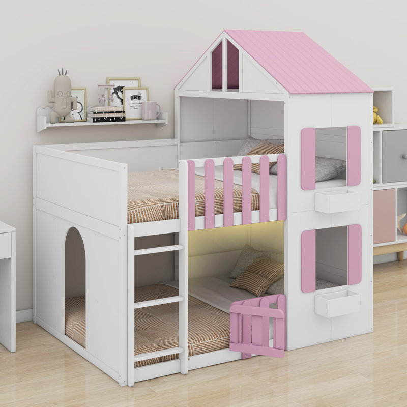 Un lit superposé avec une structure en forme de maison et une étagère intégrée complète un décor moderne et ludique, Rose