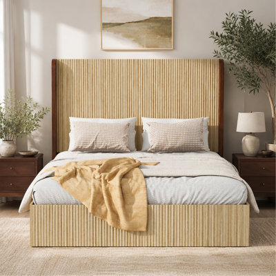 Structure de lit plateforme en bois dentelé grand format, tête de lit en forme d'aile de couleur assortie, aucune planche de lit à ressort requise, facile à assembler, avec une surface en bois naturel, convient comme lit de chambre à coucher.