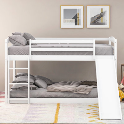 Lit simple au-dessus d'un lit superposé blanc avec finition coulissante et polyvalente pour une chambre à coucher attrayante convertible en bois