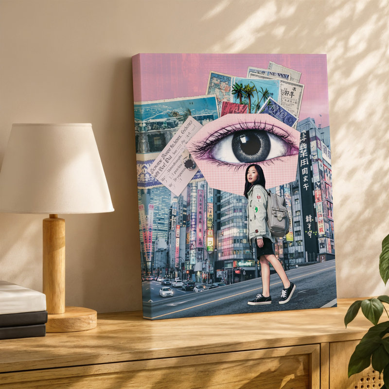 "Toile", un collage coloré et vibrant mettant en vedette une jeune femme stylisée avec de longs cheveux noirs portant une jaquette de couleur claire, art mural