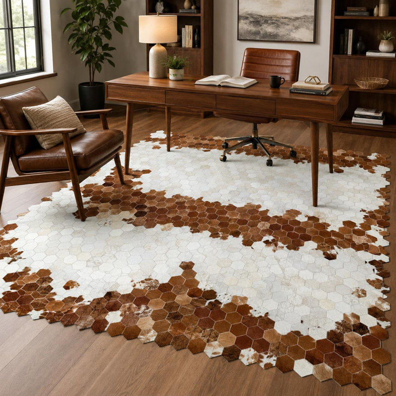 Tapis en cuir de vache brun et blanc, tapis en cuir à motif de patchwork hexagonal, tapis en peau de vache moderne fabriqué à la main