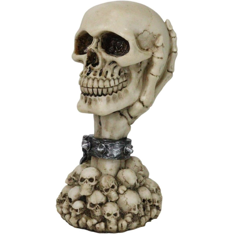 Figurine encerclée squelette tenant une tête de mort avec des yeux à DEL et des têtes de mort
