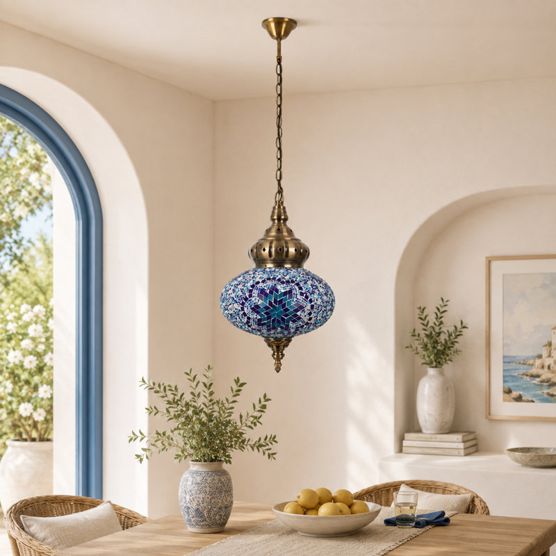 Suspension turque marocaine en verre mosaïque, bleue, à une lumière, avec chaîne en bronze antique et ampoule E26 blanc chaud incluse.