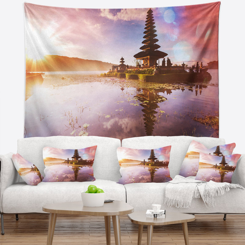 Paysage avec magnifique tapisserie du temple Ulun Danu, H 32 po x l 39 po