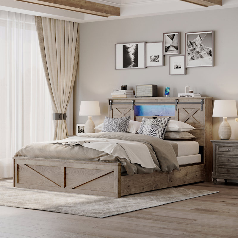 Charmant grand lit en bois rustique avec caractéristiques et rangement de pointe