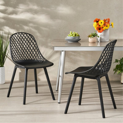 Chaise d'extérieur - Chaise Lily en polypropylène avec finition patinée, 33,67 po Hauteur, largeur et cadre noirs de 21,16 po, poids de 9,57 lb