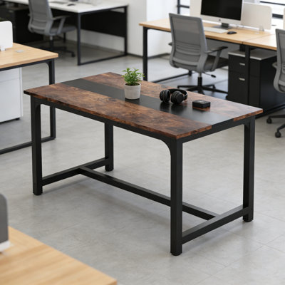 Bureau d'ordinateur brun patiné avec cadre en métal noir et rayures décoratives pour espaces de travail rustiques