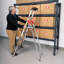 Escabeau en aluminium pliable à 5 marches Hailo L60 StandardLine, capacité de 330 lb - marches antidérapantes, barrière de sécurité, plateforme en acier, plateau à outils, pliage mince pour la maison et le garage