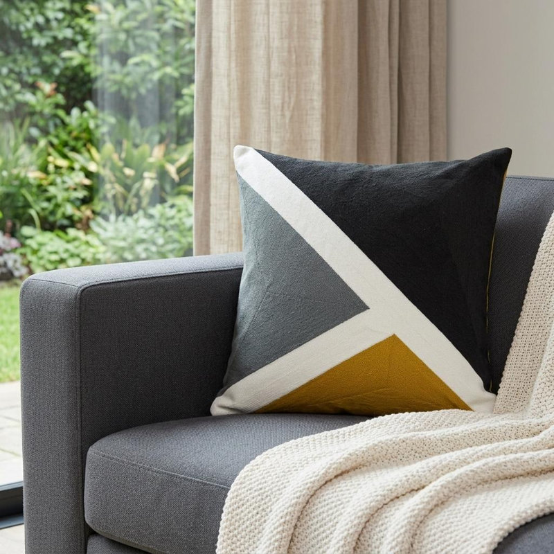 Coussin décoratif brodé à motif géométrique noir 20 "x 20" Parkle Collection Axle