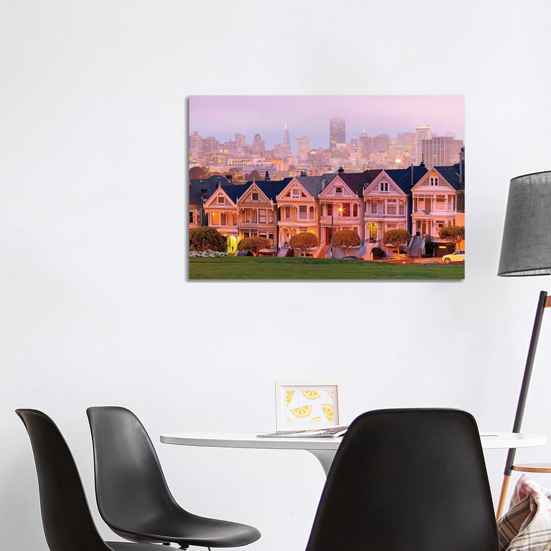 Painted Ladies, Transamerica Pyramid With Skyline I von Susanne Kremer - Galerie-verpackte Leinwand Giclée auf Leinwand