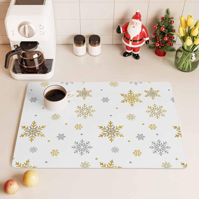 Tapis de cuisine/bar à café, sous-tapis de table, motif flocons de neige dorés, sans couture, absorbant et antidérapant, idéal pour égoutter la vaisselle et décorer le comptoir de la cuisine. Dimensions : 45,7 x 76,2 cm (18 x 30 pouces). Motif flocons de neige dorés sur fond blanc.