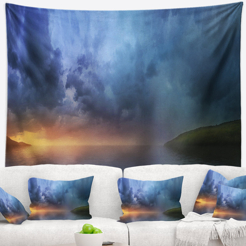 Tapisserie de polyester, des nuages de bleu dense au-dessus du lake avec accessoires suspendus inclus, H 68 po x l 80 po