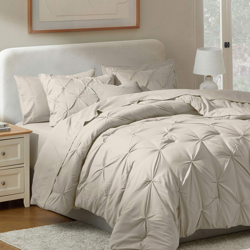 Ensemble d'édredon plissé avec draps Bed-in-a-Bag, Édredon très grand californien + 6 pièces suppl, Beige