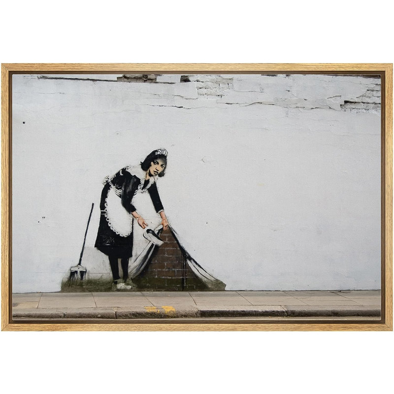 Banksy Maid Sweeping Under Tapis sur toile, H 24 po x l 36 po x P 1,5 po, Cadre naturel flottant