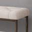 Banc rembourré à boutons beige et bronze, pièce intérieure moderne, structure ouverte, lignes droites, pieds à finition lisse, pi
