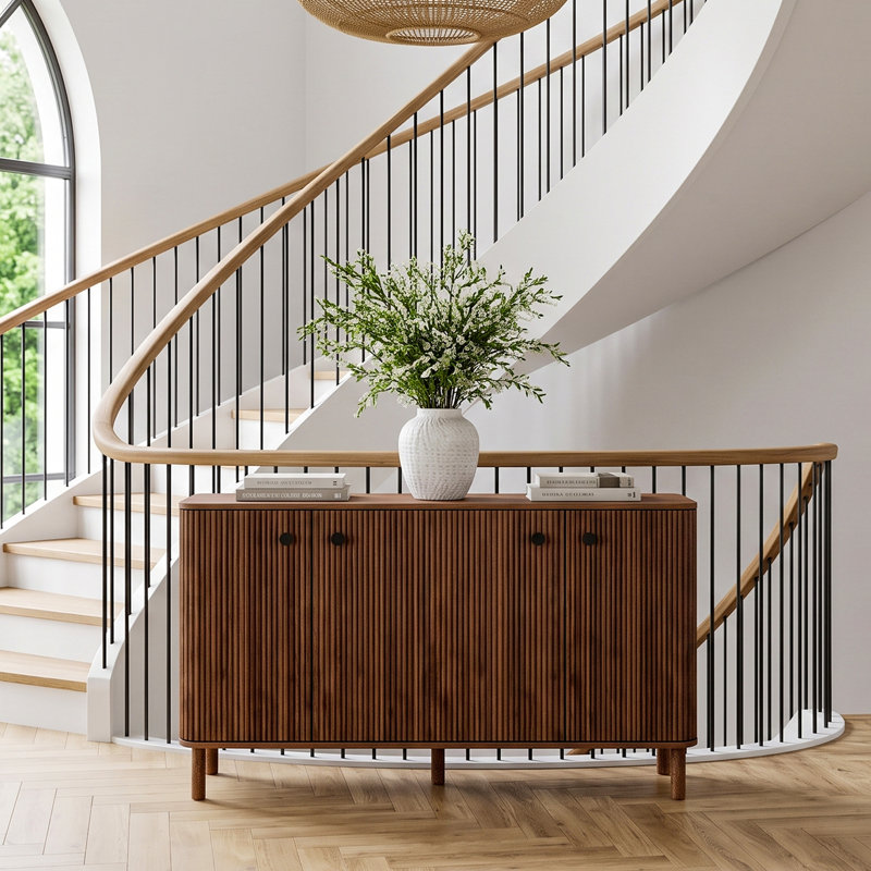 Buffet Seyla 55 po avec portes cannelées, 4 tablettes ajustables et pieds en bois massif. Meuble d'appoint idéal pour le salon, l'entrée ou la salle à manger.