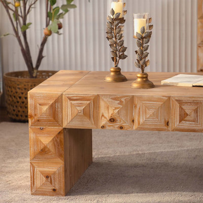 Table basse rustique Ã  motifs gÃ©omÃ©triques en relief avec dÃ©tails sculptÃ©s en 3D