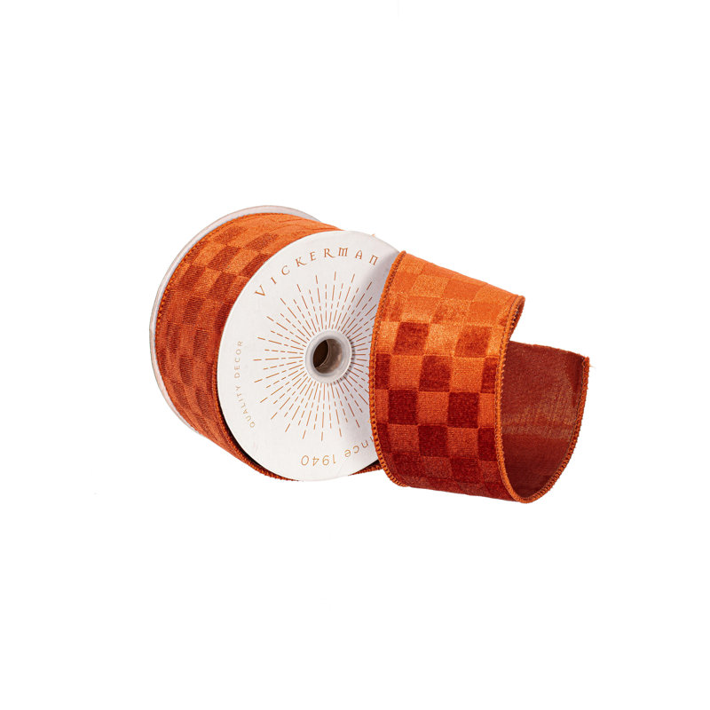 Fabriqué en polyester de 2,5 po x 10 po Vickerman, mesurant 2,5 pouces de largeur et 10 verges de longueur, il est parfait pour une variété de projets festifs. Les bords câblés assurent une structure résiliente, permettant au ruban de conserver sa f