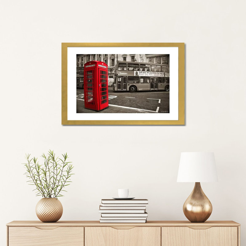 Téléphone londonien de Ben Heine-reproduction de photo, Blanc, Papier encadré doré, H 16 po x l 24 po x P 1 po