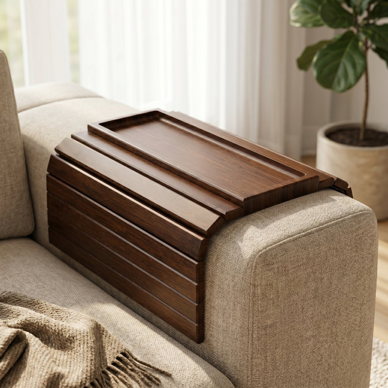 Plateau pour accoudoirs de canapé pliant en bambou brun, doté d'un coussin antidérapant, conçu pour reposer sur l'accoudoir du canapé, pouvant contenir des boissons, des collations, un téléphone et une télécommande