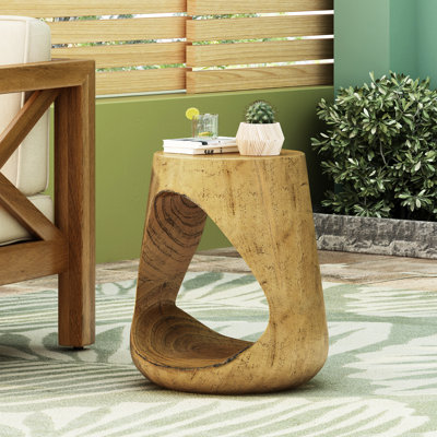 Table d'appoint creuse aspect bois, teinte naturelle, base stable pour un équilibre parfait, idéale pour exposer livres et plantes, supporte jusqu'à 90 kg, dimensions : 37 x 37 x 41 cm, grain apparent, design unique pour terrasse ou jardin.