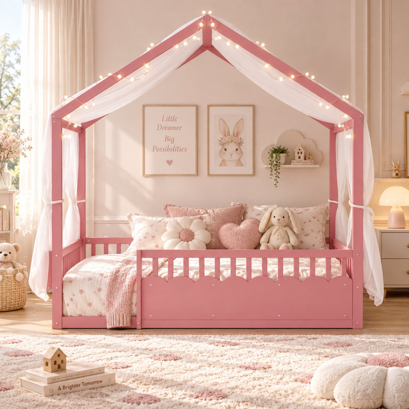 Lit cabane Montessori en bois Elowen pour deux lits simples, avec barrières de sécurité, porte, tablette et guirlande lumineuse.