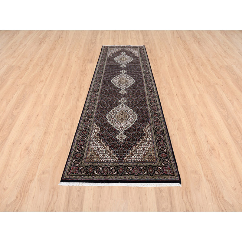 Tapis de couloir oriental en laine et soie noir 3 pi 9 po x 12 pi avec motif de médaillons noué à la main 9CC50C48B60D482DB515846B7028F45A