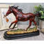 Sculpture cheval Armintha dans les pâturages sauvages