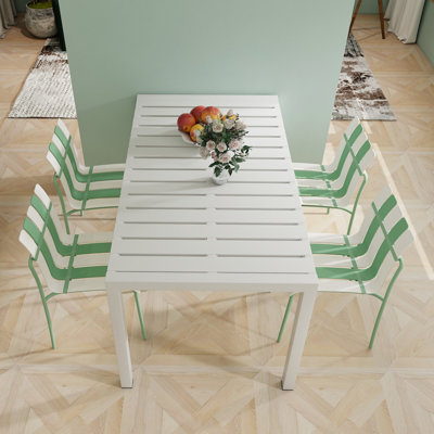 Table blanche de 55 pouces avec 4 chaises à blocs de couleur rayées - antirouille, stable, siège de distribution, convient à de nombreuses utilisations de sièges en PP imperméables et de pieds en métal, le long de la durabilité moderne et durable, non