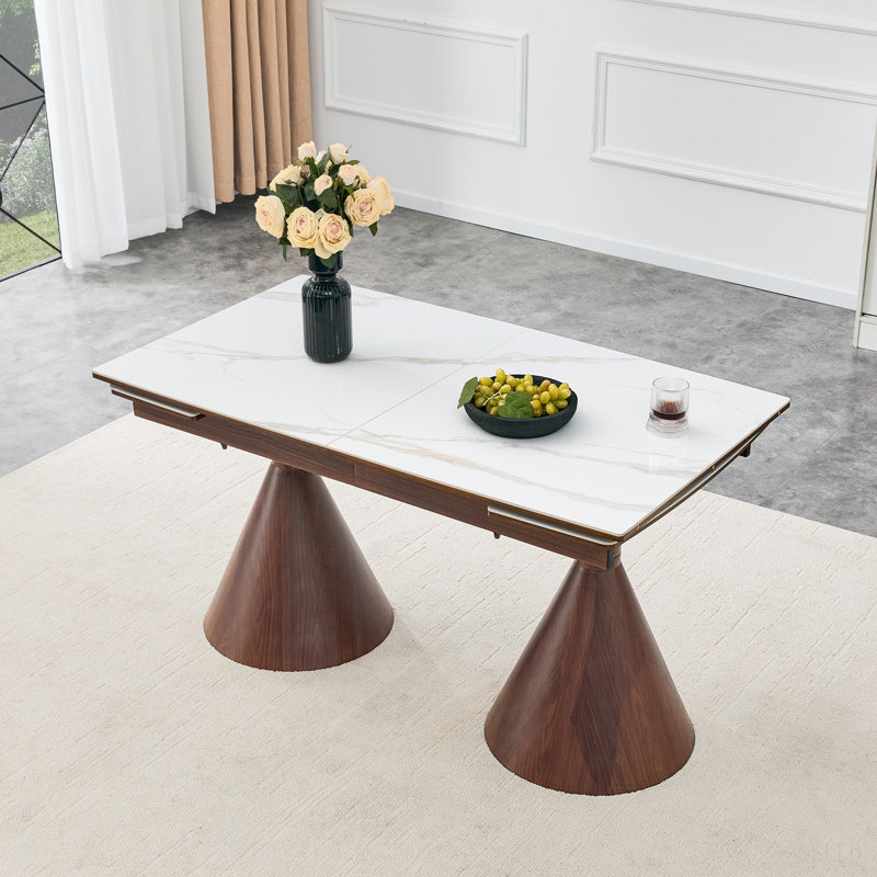 Table de salle à manger extensible avec plateau en pierre: plateau de table en marbre blanc avec pieds fuselés en métal. Une table de salle à manger rectangulaire d'inspiration moderne et luxueuse pour la maison, pouvant accueillir de 4 à 8 personnes.