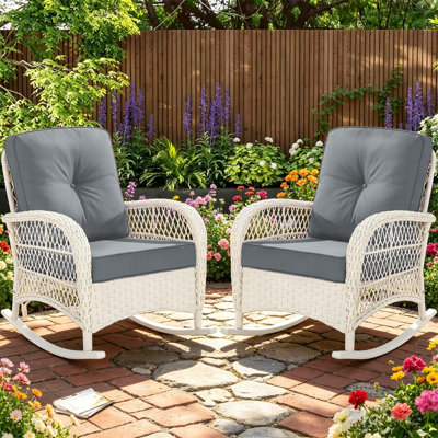  Ensemble de chaises berçantes d'extérieur en osier, 2 chaises de patio en rotin avec coussins épais et haut dossier, chaise de patio en osier résistante aux intempéries avec design à bascule sécuritaire pour le jardin, blanc crème / gris