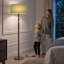 Lampe sur pied sculptée 64 po en bois massif torsadé 64 po avec abat-jour tambour en lin beige 18 po, finition noyer et interrupteur au pied-367296048