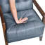 Chaise d'appoint en cuir bleu de style moderne avec coussin, détails en noyer, structure en bois fini