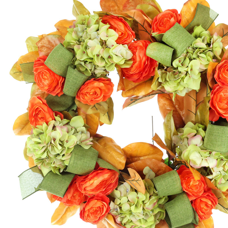 Couronne d'automne avec hortensias et renoncules