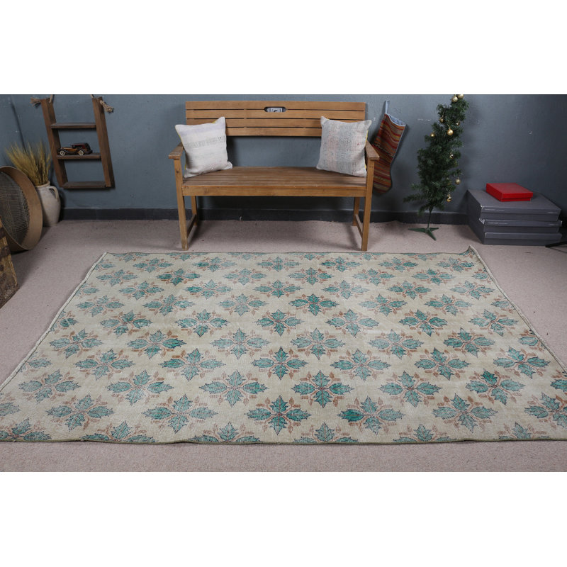 Tapis turc rétro à motif floral idéal pour le salon et pour ajouter une touche bohémienne