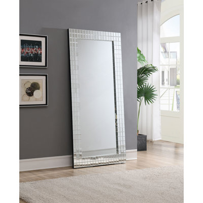 Miroir d'appoint Dominic avec cadre biseauté et mosaïque, parfait pour rehausser la lumière et l'espace dans n'importe quelle pièce