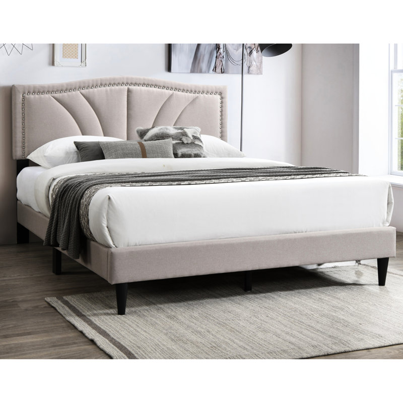 Lit plateforme brun en toile de jute avec tête de lit tapissier courbée et garniture cloutée pour le décor de la chambre à coucher
