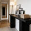 Table d'entrée de 160 cm de long avec côtés triangulaires - Finition noire épaisse, hauteur 81,5 cm, cadre photo intégré, espace de rangement élargi, profondeur 159,5 cm