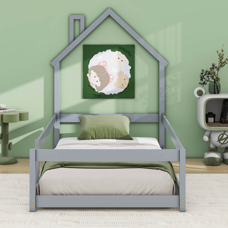 Lit simple en bois avec tête de lit en forme de maison et clôtures, gris