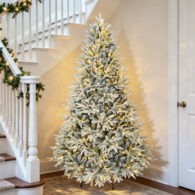 Sapin de Noël enneigé blanc pré-éclairé