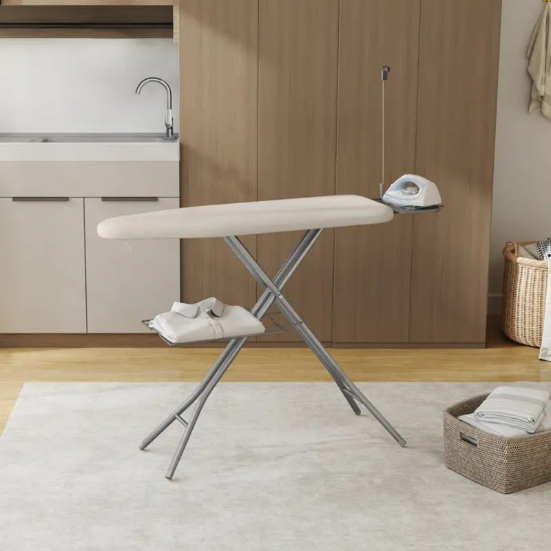 Table à repasser pleine grandeur avec portemanteau pliable et table en fer réglable en hauteur avec support pour cordon / 4 pieds / coussin à 4 couches pour la buanderie / le salon / le dortoir, beige