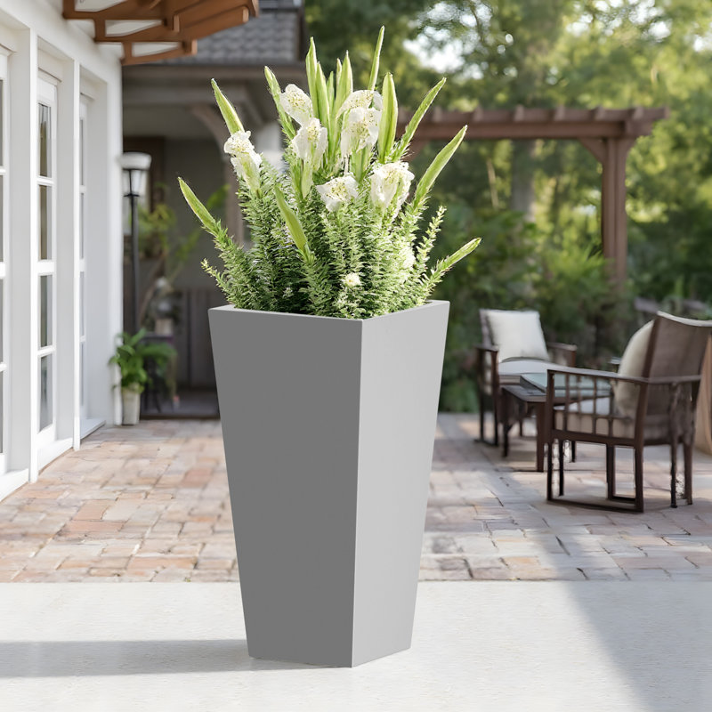 Grand pot de fleurs fuselé en métal, H 15 po x l 30 po x P 15 po, Gris