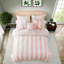 De literie pour lit double / grand lit, tissu floral rose à volants