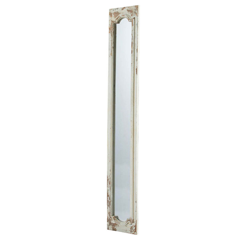 Grand miroir de plancher arqué avec cadre en bois blanc vieilli, parfait pour les intérieurs rustiques et traditionnels, et pour rehausser l'espace.