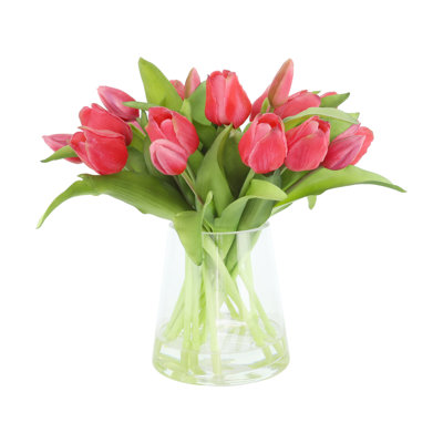 Vraies tulipes dans un vase en verre