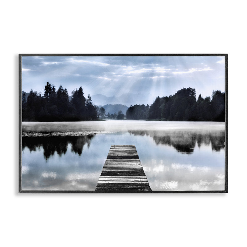 «Clouds & Trees Dock Reflection», estampe numérique, design par Irene Weisz, H 12 po x l 18 po, Giclée encadrée noir minuit